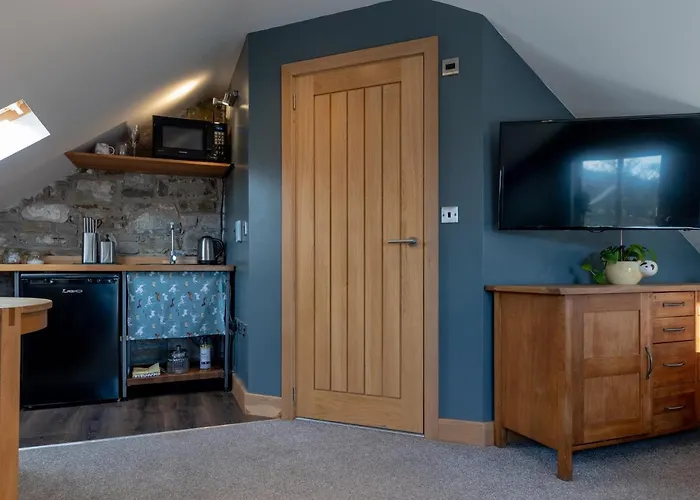 Stunning Rural Stay With Idyllic Views & Great Location
