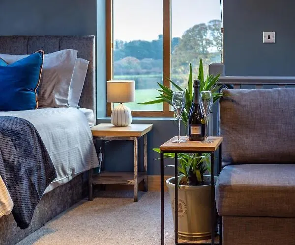Stunning Rural Stay With Idyllic Views & Great Location